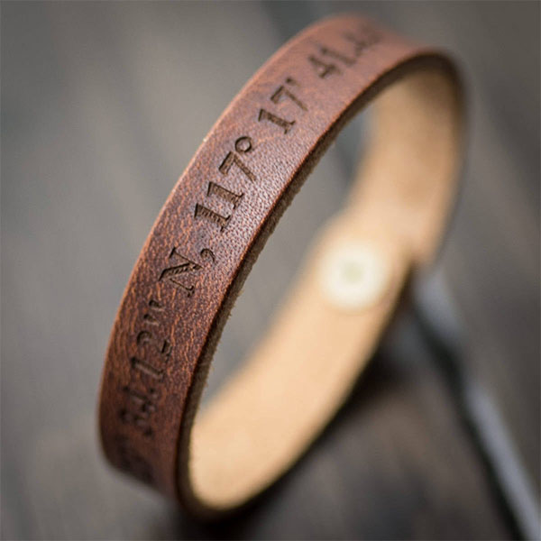 bracelet à coordonnées en cuir