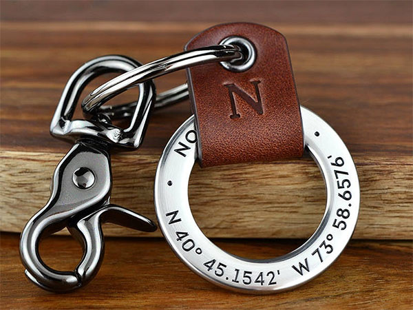 Porte-clés coordonné en cuir et acier par Maven Metals