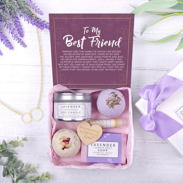 Coffret cadeau du meilleur ami contenant un savon à la lavande, des bombes de bain, une bougie de soja et un baume à lèvres.