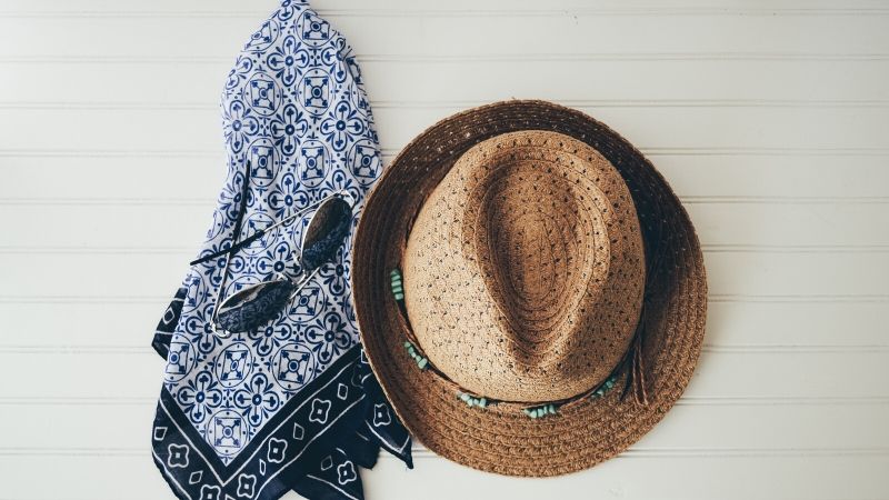 paquet de soins comprenant un fedora, des lunettes de soleil et une écharpe d'été