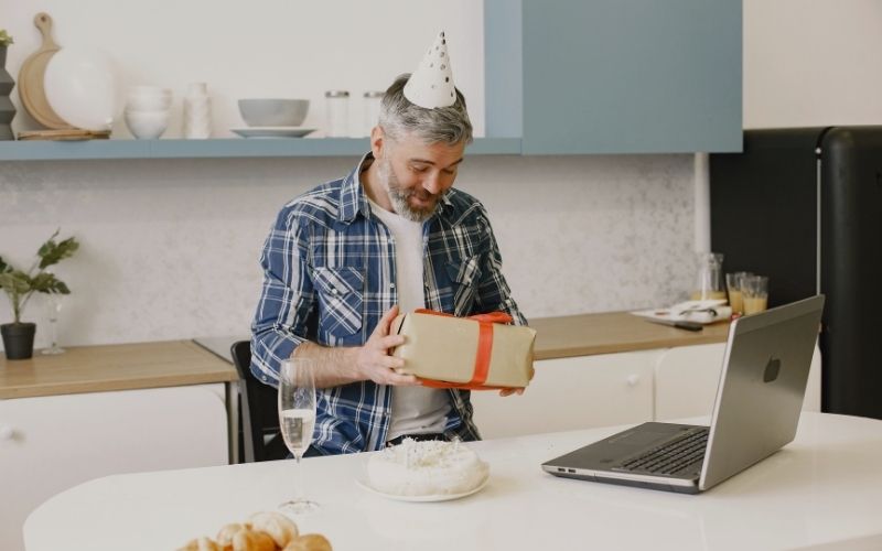 Idées d'anniversaire à distance pour lui