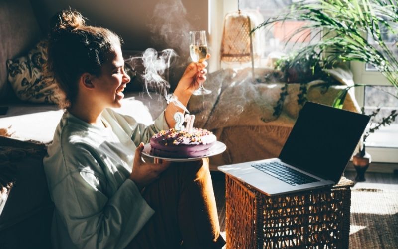 Un couple dans une relation longue distance qui s'amuse en fêtant l'anniversaire de sa femme par appel vidéo.