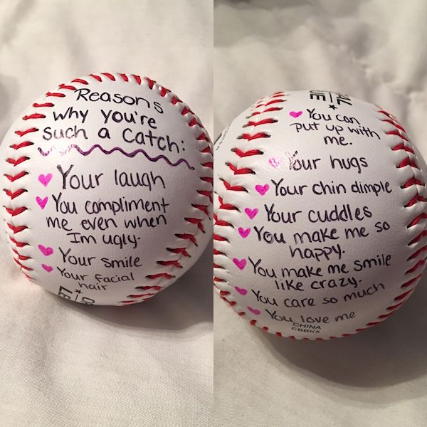 message pour lui sur une balle de baseball