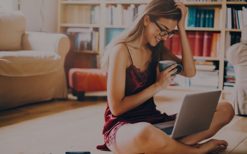 Couple on their laptop looking at cute long distance relationship ideas to do together