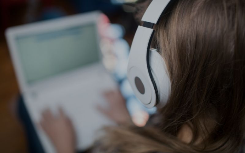 9 Easy Ways to Listen to Music Together Online & In-Sync
