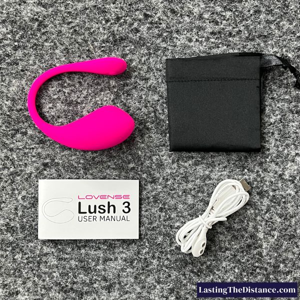 L'emballage du lush 3 comprend une pochette de rangement en soie, un câble de chargement, un guide de démarrage rapide, un manuel d'utilisation et le lush 3 lui-même.