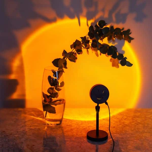projecteur à lampe sumet utilisant la couleur jaune orange