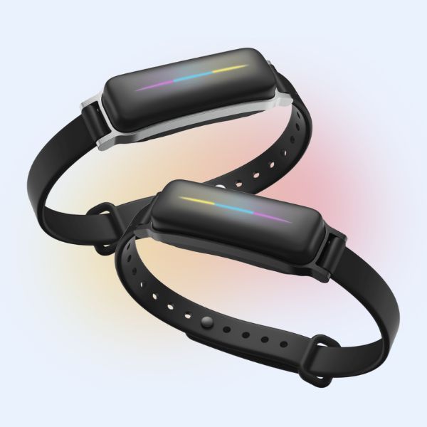 This LongDistance Bracelet Vibrates For The Other Person When You Tap It