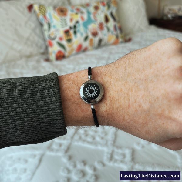 breloque argentée avec bande de corde noire totwoo smart touch bracelet porté au poignet